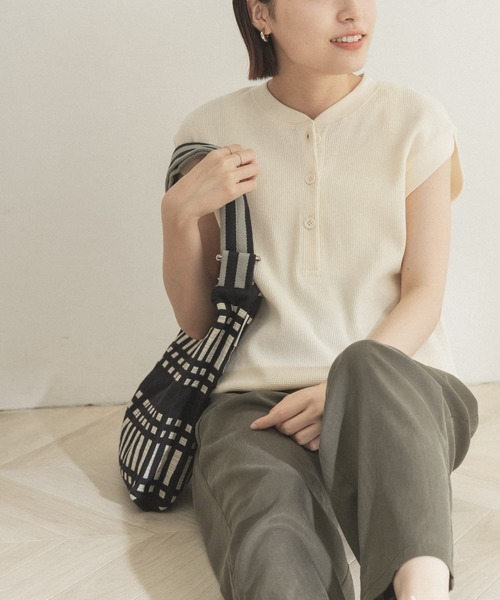 FORK&SPOON（フォークアンドスプーン）の「FORK&SPOON　ワッフルヘンリーネックプルオーバー（Tシャツ/カットソー・レディース・ライトブラウン/ブラック/アイボリー・ONE）」の2枚目の写真