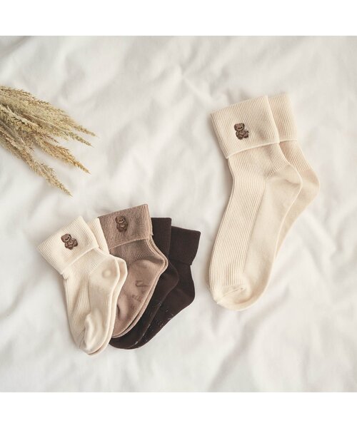 apres les cours（アプレレクール）の「tiny bear 刺繍 ソックス（ソックス/靴下・キッズ・ブラウン/ベージュ/アイボリー・24/12/18/21/15 ）」の4枚目の写真
