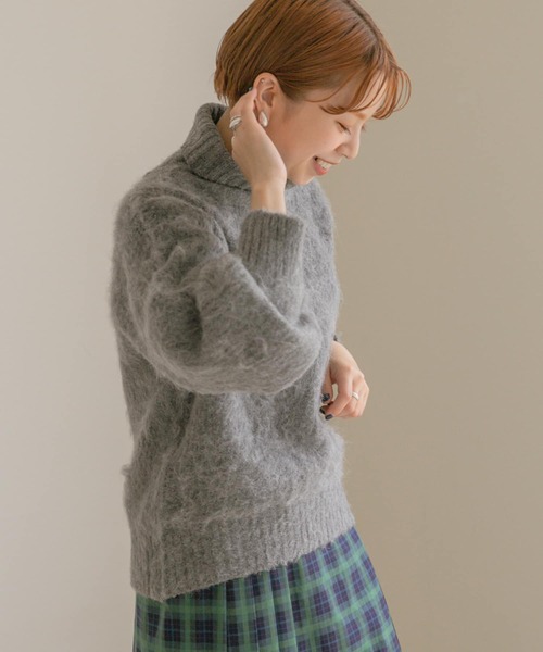 ITEMS URBANRESEARCH(アイテムズ アーバンリサーチ)の「ウールミックスタートルネックニット(ニット/セーター・レディース・ベージュ/チャコールグレー/グリーン・FREE)」の1枚目の写真