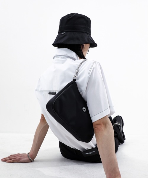 BASIC COTTON（ベーシックコットン）の「【BASIC COTTON/ベーシックコットン】NYLON BUCKET HAT/バケハ バケットハット ロゴバケハ 黒  韓国ブランド 韓国ファッション（ハット・メンズ・ブラック・ONE SIZE）」の9枚目の写真