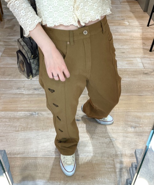 Alley by w closet（アリーバイダブルクローゼット）の「【お気に入り数5.9万人突破 / Alley】サイドライン刺繍デニムパンツ（デニムパンツ・レディース・ブルー/コーラルピンク/ブラック系その他/カーキ/インディゴブルー/アイボリー/イエロー/サックスブルー/ピンク/ブラック系/ブルー系/ブラック系1/ブルー系1・FREE）」の15枚目の写真