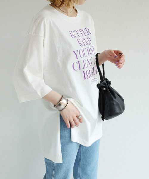 andme（アンドミー）の「コットン半袖オーバーサイズロゴプリントTシャツ（Tシャツ/カットソー・レディース・チャコールグレー/ベージュ/ネイビー/ホワイト×グリーン/ホワイト×グレー/ホワイト×パープル/パープル/ホワイト×ブラウン・M）」の4枚目の写真