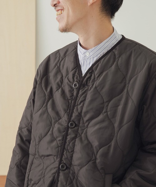 ITEMS URBANRESEARCH(アイテムズ アーバンリサーチ)の「瓢箪キルト カラーレス 中綿ライナージャケット(ミリタリージャケット・メンズ・カーキ/ブラック・MEDIUM/LARGE)」の11枚目の写真