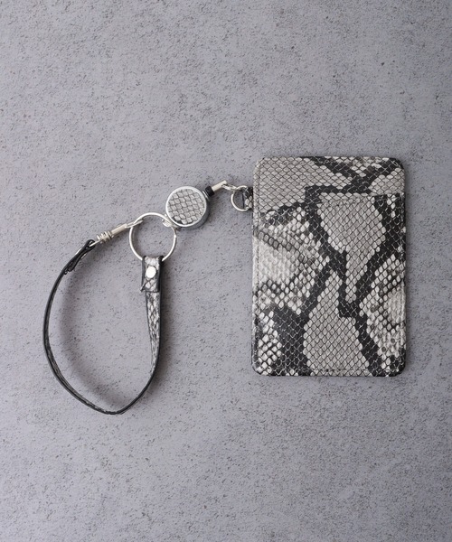 FUNALIVE（ファンアライブ）の「BNS select リール付パスケース（合成皮革）（パスケース・メンズ・キャメル/ホワイト/イエロー/ネイビー/ライトブルー/ライトピンク/ブラック/ブルー/グレー系その他/ベージュ系その他/ブラック系その他・FREE）」の4枚目の写真