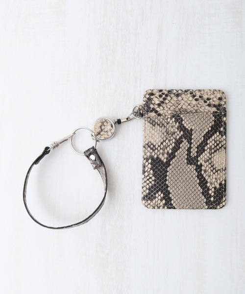 FUNALIVE（ファンアライブ）の「BNS select リール付パスケース（合成皮革）（パスケース・メンズ・キャメル/ホワイト/イエロー/ネイビー/ライトブルー/ライトピンク/ブラック/ブルー/グレー系その他/ベージュ系その他/ブラック系その他・FREE）」の5枚目の写真