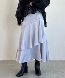 サテンティアードスカート