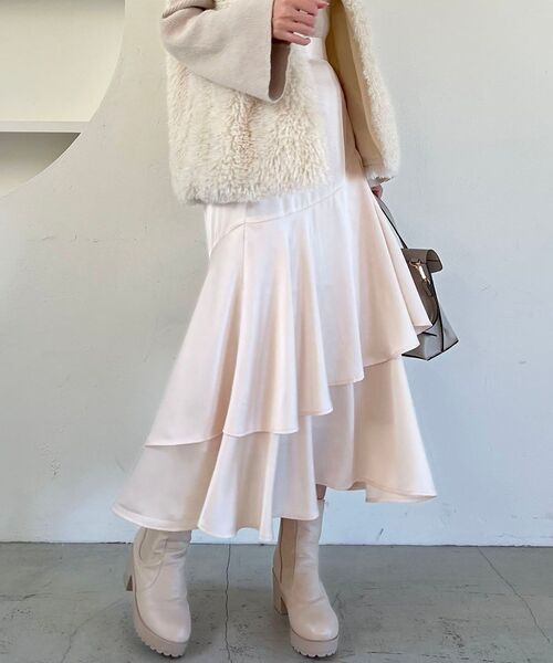 MAJESTIC LEGON（マジェスティックレゴン）の「サテンティアードスカート（スカート・レディース・アイボリー/モカ/グレー・SMALL/MEDIUM）」の3枚目の写真