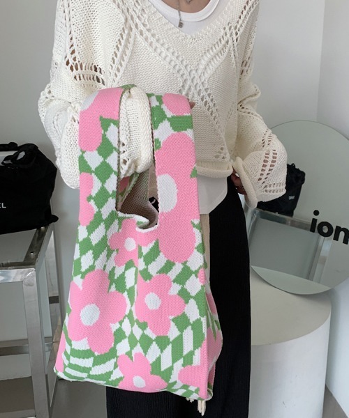 Fun & Daily(ファンアンドデイリー)の「F&D : フラワーニットバッグ(ハンドバッグ・レディース・ブラック/ブルー/グリーン・FREE)」の8枚目の写真