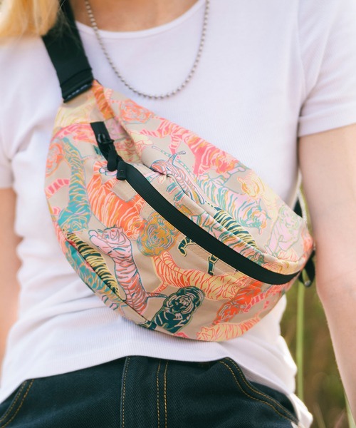 KiU(キウ)の「ウォータープルーフ ミニボディバッグ(ボディバッグ/ウエストポーチ・レディース・ブラック/アニマル/ブルー系その他2/ホワイト×ブルー/ブルー系その他/レッド系その他/カラフル/ホワイト系その他/ブラック×カーキ/ブラック系その他/タイガーカモ/ブラック系その他3/ブラック系その他2・FREE)」の11枚目の写真