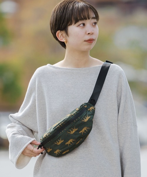 KiU(キウ)の「ウォータープルーフ ミニボディバッグ(ボディバッグ/ウエストポーチ・レディース・ブラック/アニマル/ブルー系その他2/ホワイト×ブルー/ブルー系その他/レッド系その他/カラフル/ホワイト系その他/ブラック×カーキ/ブラック系その他/タイガーカモ/ブラック系その他3/ブラック系その他2・FREE)」の12枚目の写真