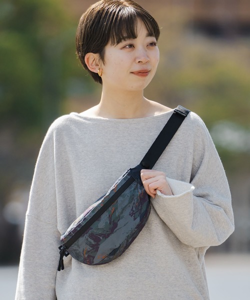 KiU(キウ)の「ウォータープルーフ ミニボディバッグ(ボディバッグ/ウエストポーチ・レディース・ブラック/アニマル/ブルー系その他2/ホワイト×ブルー/ブルー系その他/レッド系その他/カラフル/ホワイト系その他/ブラック×カーキ/ブラック系その他/タイガーカモ/ブラック系その他3/ブラック系その他2・FREE)」の6枚目の写真