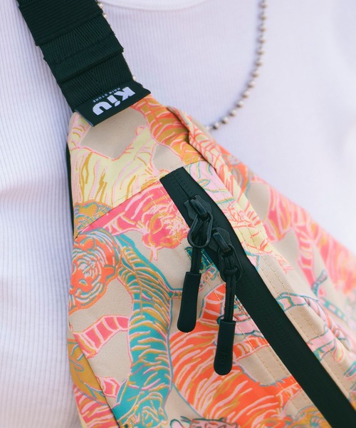 KiU(キウ)の「ウォータープルーフ ミニボディバッグ(ボディバッグ/ウエストポーチ・レディース・ブラック/アニマル/ブルー系その他2/ホワイト×ブルー/ブルー系その他/レッド系その他/カラフル/ホワイト系その他/ブラック×カーキ/ブラック系その他/タイガーカモ/ブラック系その他3/ブラック系その他2・FREE)」の14枚目の写真