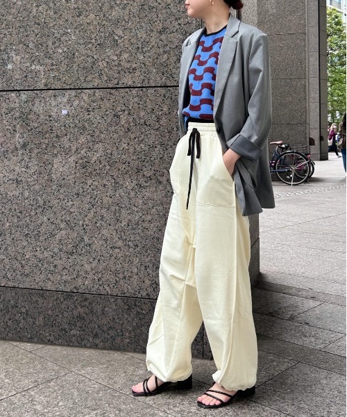 led.tokyo（レッドトウキョウ）の「【led.tokyo】カーブシルエットスウェットパンツ（スウェットパンツ・レディース・ブラック/アイボリー・FREE）」の4枚目の写真