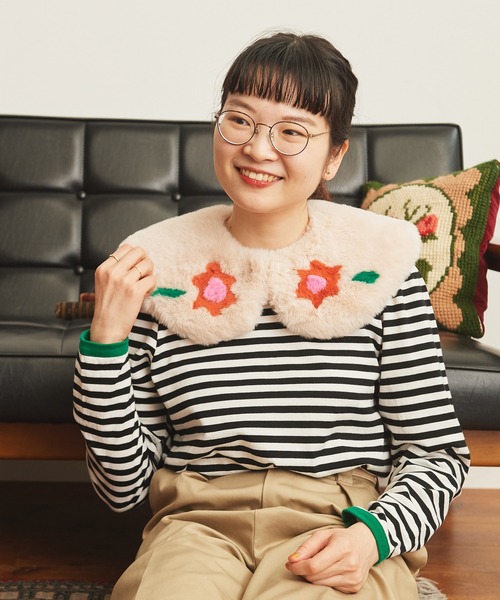 CHILD WOMAN（チャイルドウーマン）の「【WEB別注】フェイクファーはめ込み花モチーフつけ衿（付け襟・レディース・ネイビー/ベージュ・FREE）」の4枚目の写真