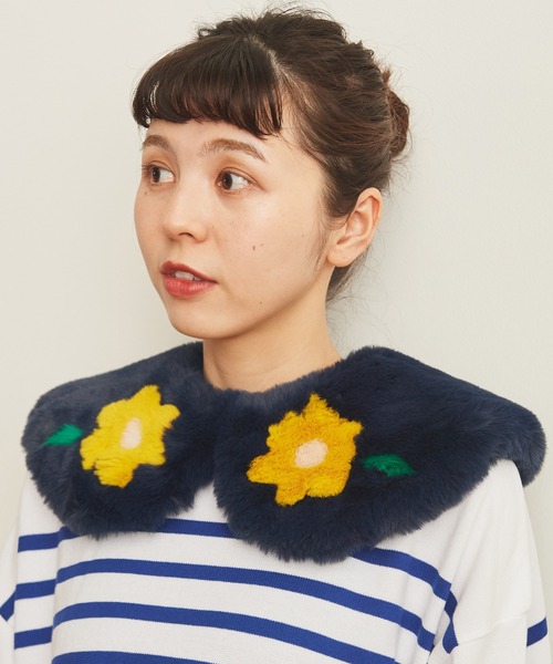 CHILD WOMAN（チャイルドウーマン）の「【WEB別注】フェイクファーはめ込み花モチーフつけ衿（付け襟・レディース・ネイビー/ベージュ・FREE）」の9枚目の写真