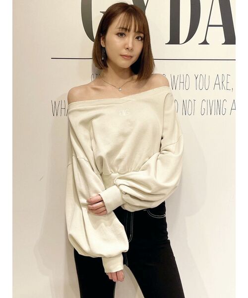 GYDA（ジェイダ）の「Symmetry GYDAピグメントオフショルスウェットトップス（スウェット・レディース・チャコールグレー/ネイビー/アイボリー・FREE）」の2枚目の写真