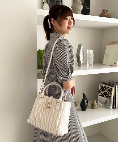 MAJESTIC LEGON（マジェスティックレゴン）の「クラシカルスクエアハンドバッグ（ハンドバッグ・レディース・アイボリー/グレイッシュベージュ/ブラック/シルバー・FREE）」の15枚目の写真