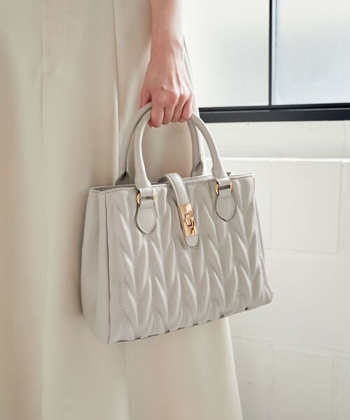 MAJESTIC LEGON（マジェスティックレゴン）の「クラシカルスクエアハンドバッグ（ハンドバッグ・レディース・アイボリー/グレイッシュベージュ/ブラック/シルバー・FREE）」の22枚目の写真