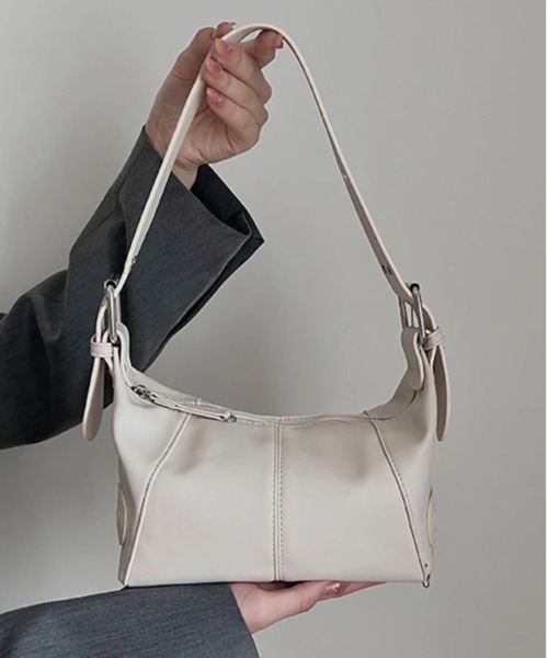 BARELY BLUE(ベアリーブルー)の「【 BARELY BLUE / ベアリーブルー 】 ベルトハンドル ジップ ハンドバッグ(ショルダーバッグ・レディース・ブラック/ホワイト・FREE)」の3枚目の写真