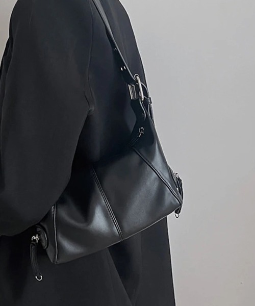 BARELY BLUE(ベアリーブルー)の「【 BARELY BLUE / ベアリーブルー 】 ベルトハンドル ジップ ハンドバッグ(ショルダーバッグ・レディース・ブラック/ホワイト・FREE)」の4枚目の写真