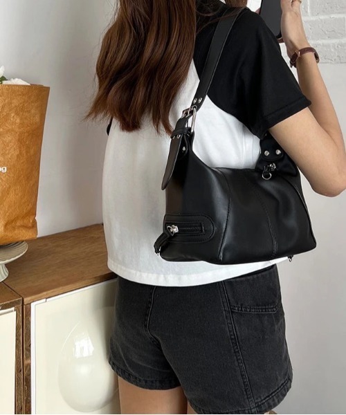 BARELY BLUE(ベアリーブルー)の「【 BARELY BLUE / ベアリーブルー 】 ベルトハンドル ジップ ハンドバッグ(ショルダーバッグ・レディース・ブラック/ホワイト・FREE)」の7枚目の写真