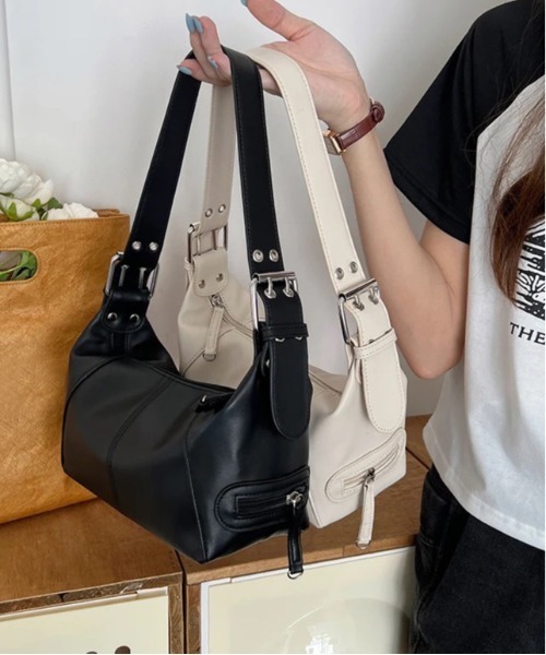 BARELY BLUE(ベアリーブルー)の「【 BARELY BLUE / ベアリーブルー 】 ベルトハンドル ジップ ハンドバッグ(ショルダーバッグ・レディース・ブラック/ホワイト・FREE)」の9枚目の写真