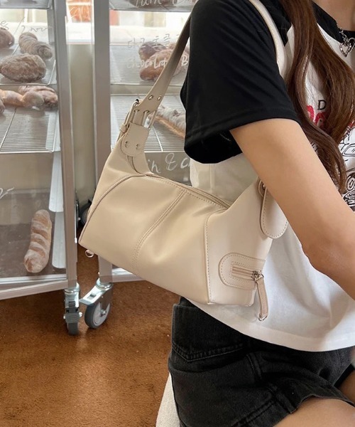 BARELY BLUE(ベアリーブルー)の「【 BARELY BLUE / ベアリーブルー 】 ベルトハンドル ジップ ハンドバッグ(ショルダーバッグ・レディース・ブラック/ホワイト・FREE)」の6枚目の写真