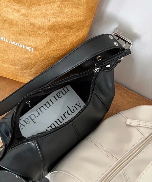 BARELY BLUE(ベアリーブルー)の「【 BARELY BLUE / ベアリーブルー 】 ベルトハンドル ジップ ハンドバッグ(ショルダーバッグ・レディース・ブラック/ホワイト・FREE)」の8枚目の写真