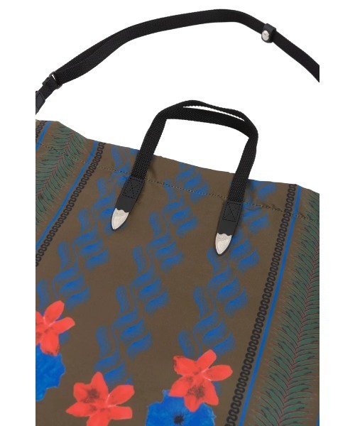 TOGA（トーガ）の「PRINT TOTE BAG（トートバッグ・レディース・ネイビー/グリーン・ONE SIZE）」の4枚目の写真