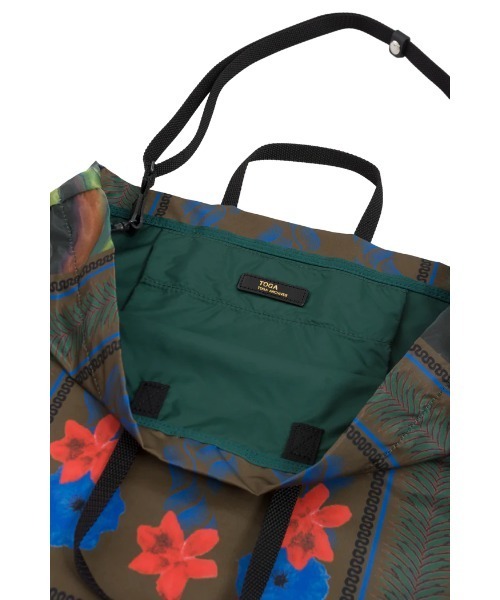 TOGA（トーガ）の「PRINT TOTE BAG（トートバッグ・レディース・ネイビー/グリーン・ONE SIZE）」の5枚目の写真