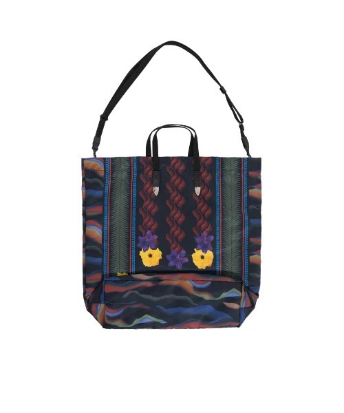 TOGA（トーガ）の「PRINT TOTE BAG（トートバッグ・レディース・ネイビー/グリーン・ONE SIZE）」の6枚目の写真