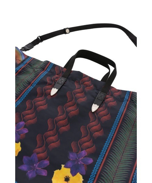TOGA（トーガ）の「PRINT TOTE BAG（トートバッグ・レディース・ネイビー/グリーン・ONE SIZE）」の7枚目の写真