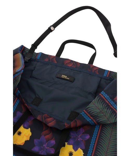 TOGA（トーガ）の「PRINT TOTE BAG（トートバッグ・レディース・ネイビー/グリーン・ONE SIZE）」の8枚目の写真