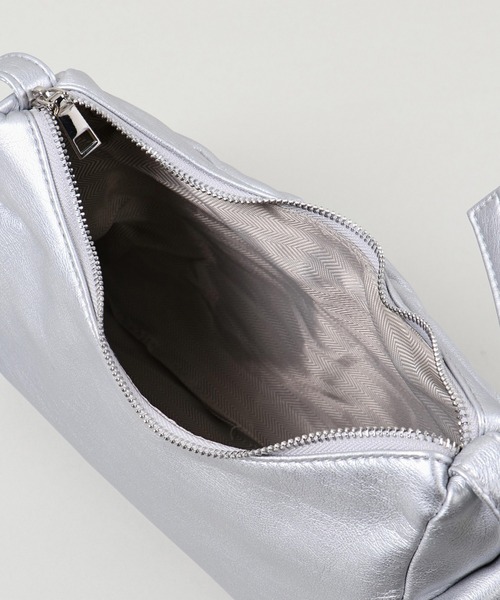 SPINNS（スピンズ）の「≪トレンド横長バッグ≫４ポケット 三日月型 合皮ショルダーバッグ　500mlペットボトル収納可能（ショルダーバッグ・レディース・シルバー/ブラック/カーキ/ブラウン系その他/ブラック系その他/レッド・ONESIZE）」の7枚目の写真