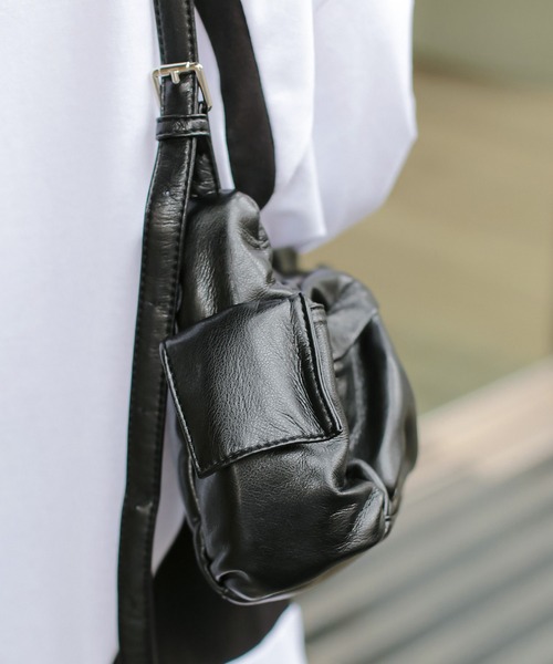 ≪トレンド横長バッグ≫4ポケット 三日月型 合皮ショルダーバッグ