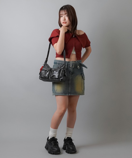 SPINNS（スピンズ）の「≪トレンド横長バッグ≫４ポケット 三日月型 合皮ショルダーバッグ　500mlペットボトル収納可能（ショルダーバッグ・レディース・シルバー/ブラック/カーキ/ブラウン系その他/ブラック系その他/レッド・ONESIZE）」の16枚目の写真