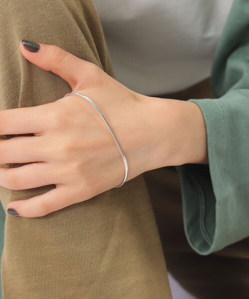 BEAMS BOY（ビームスボーイ）の「BEAMS BOY / シルバー925 ナロー パームカフ（バングル/リストバンド・レディース・シルバー・ONE SIZE）」の2枚目の写真