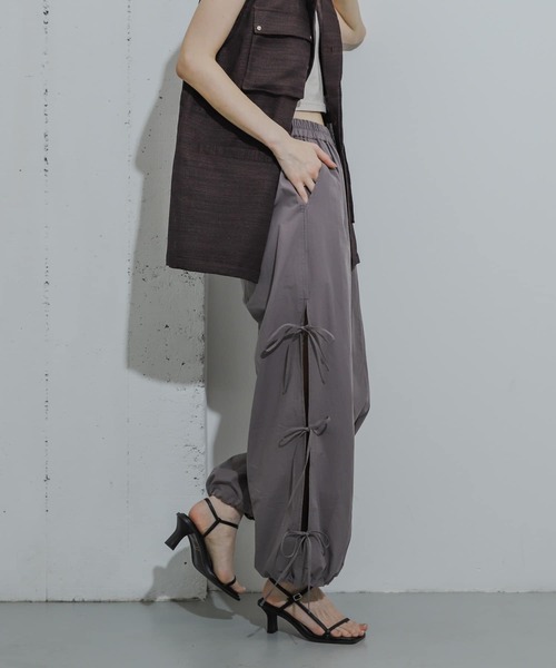 HEYUMM（ヘユム）の「サイドリボンパラシュートパンツ（その他パンツ・レディース・オフホワイト/チャコールグレー/ライトブルー・ONE）」の3枚目の写真