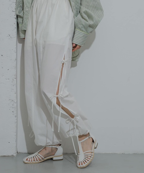 HEYUMM（ヘユム）の「サイドリボンパラシュートパンツ（その他パンツ・レディース・オフホワイト/チャコールグレー/ライトブルー・ONE）」の20枚目の写真