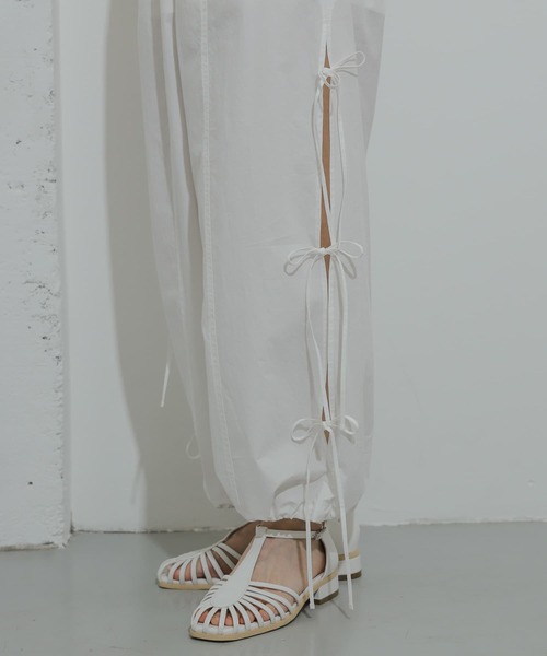 HEYUMM（ヘユム）の「サイドリボンパラシュートパンツ（その他パンツ・レディース・オフホワイト/チャコールグレー/ライトブルー・ONE）」の6枚目の写真