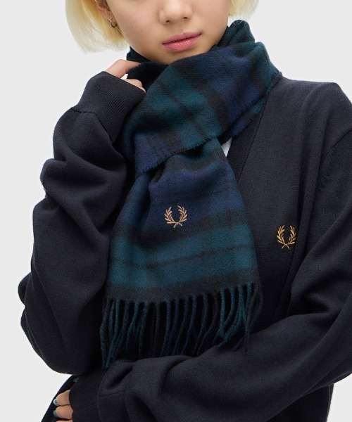 FRED PERRY（フレッドペリー）の「Lambswool Tartan Scarf／ラムウールタータンチェックマフラー（マフラー・メンズ・ネイビー/ブラック/レッド/グリーン/ブラウン/イエロー/オフホワイト/ブラウン系その他/グリーン系その他・ONE SIZE）」の7枚目の写真