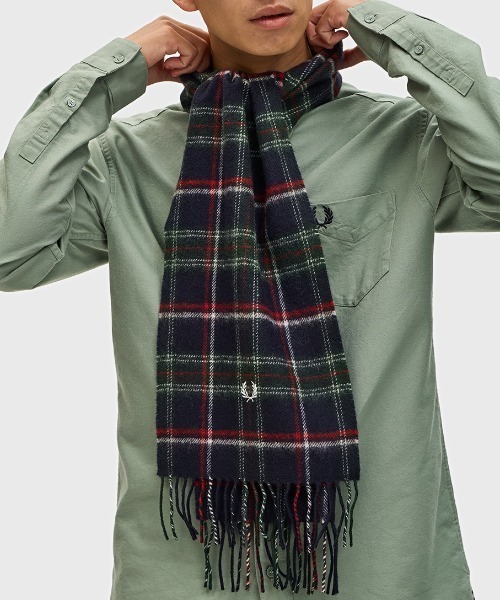 FRED PERRY（フレッドペリー）の「Lambswool Tartan Scarf／ラムウールタータンチェックマフラー（マフラー・メンズ・ネイビー/ブラック/レッド/グリーン/ブラウン/イエロー/オフホワイト/ブラウン系その他/グリーン系その他・ONE SIZE）」の6枚目の写真