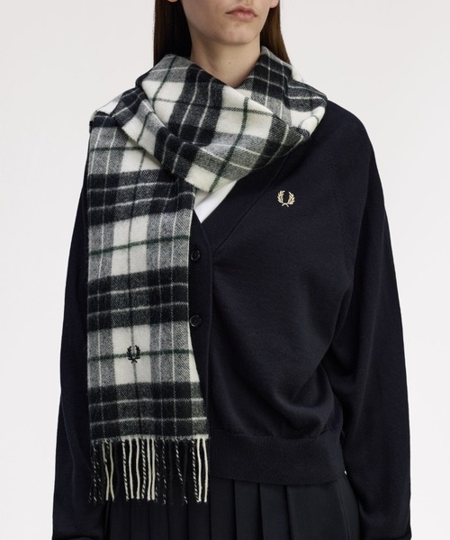 FRED PERRY（フレッドペリー）の「Lambswool Tartan Scarf／ラムウールタータンチェックマフラー（マフラー・メンズ・ネイビー/ブラック/レッド/グリーン/ブラウン/イエロー/オフホワイト/ブラウン系その他/グリーン系その他・ONE SIZE）」の13枚目の写真