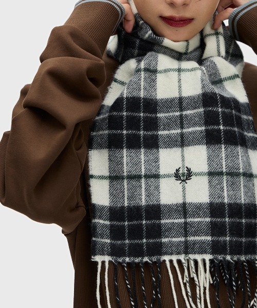 FRED PERRY（フレッドペリー）の「Lambswool Tartan Scarf／ラムウールタータンチェックマフラー（マフラー・メンズ・ネイビー/ブラック/レッド/グリーン/ブラウン/イエロー/オフホワイト/ブラウン系その他/グリーン系その他・ONE SIZE）」の11枚目の写真