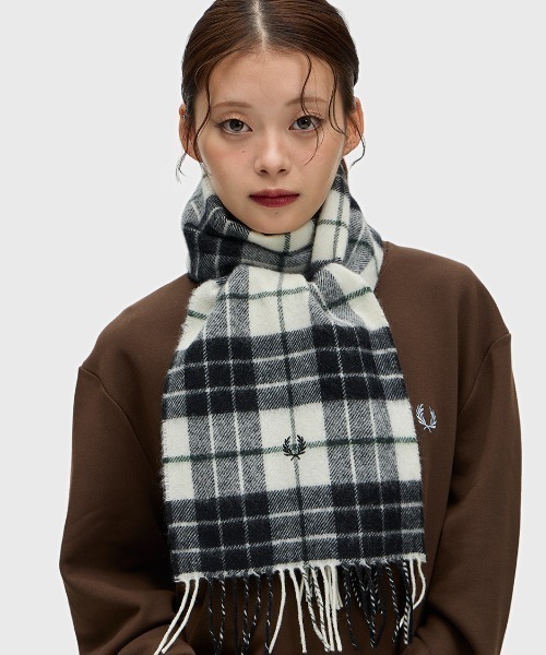 FRED PERRY（フレッドペリー）の「Lambswool Tartan Scarf／ラムウールタータンチェックマフラー（マフラー・メンズ・ネイビー/ブラック/レッド/グリーン/ブラウン/イエロー/オフホワイト/ブラウン系その他/グリーン系その他・ONE SIZE）」の12枚目の写真
