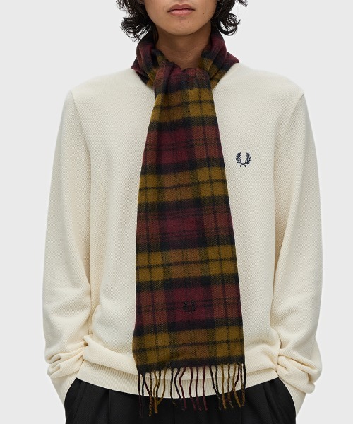 FRED PERRY（フレッドペリー）の「Lambswool Tartan Scarf／ラムウールタータンチェックマフラー（マフラー・メンズ・ネイビー/ブラック/レッド/グリーン/ブラウン/イエロー/オフホワイト/ブラウン系その他/グリーン系その他・ONE SIZE）」の14枚目の写真