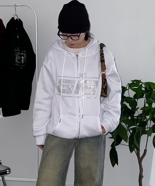 MEMECLE（メメクル）の「【 MEMECLE / メメクル 】ラインストーン ロゴ 裏起毛フルジップパーカー（パーカー・レディース・グレー/ブラック/ホワイト/ピンク/ワインレッド・L/M/S）」の11枚目の写真