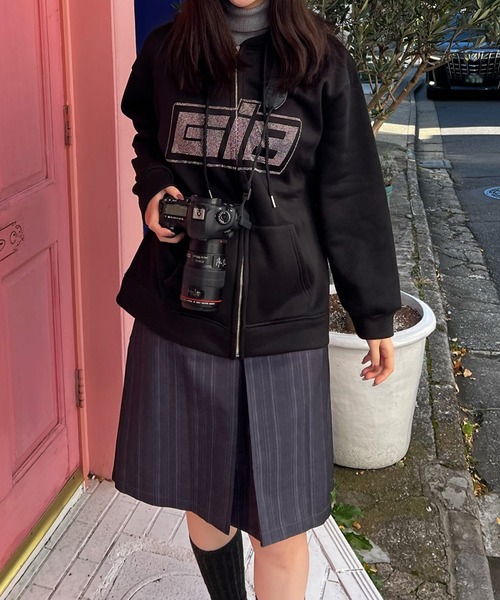 MEMECLE（メメクル）の「【 MEMECLE / メメクル 】ラインストーン ロゴ 裏起毛フルジップパーカー（パーカー・レディース・グレー/ブラック/ホワイト/ピンク/ワインレッド・L/M/S）」の20枚目の写真