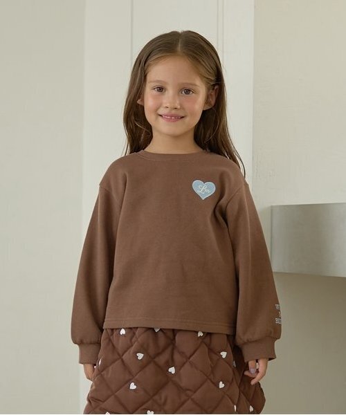 Lycee mine（リセマイン）の「【毛玉バイバイ裏起毛裏毛】ハート刺しゅうボリュームスリーブスウェット（スウェット・キッズ・ライトベージュ/ブルーグレー/フューシャピンク/チャコールグレー/ブラウン/レッド/ライトグリーン/オートミール・130cm/140cm/150cm/100cm/110cm/120cm）」の3枚目の写真