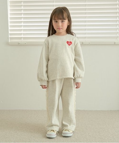 Lycee mine（リセマイン）の「【毛玉バイバイ裏起毛裏毛】ハート刺しゅうボリュームスリーブスウェット（スウェット・キッズ・ライトベージュ/ブルーグレー/フューシャピンク/チャコールグレー/ブラウン/レッド/ライトグリーン/オートミール・130cm/140cm/150cm/100cm/110cm/120cm）」の15枚目の写真
